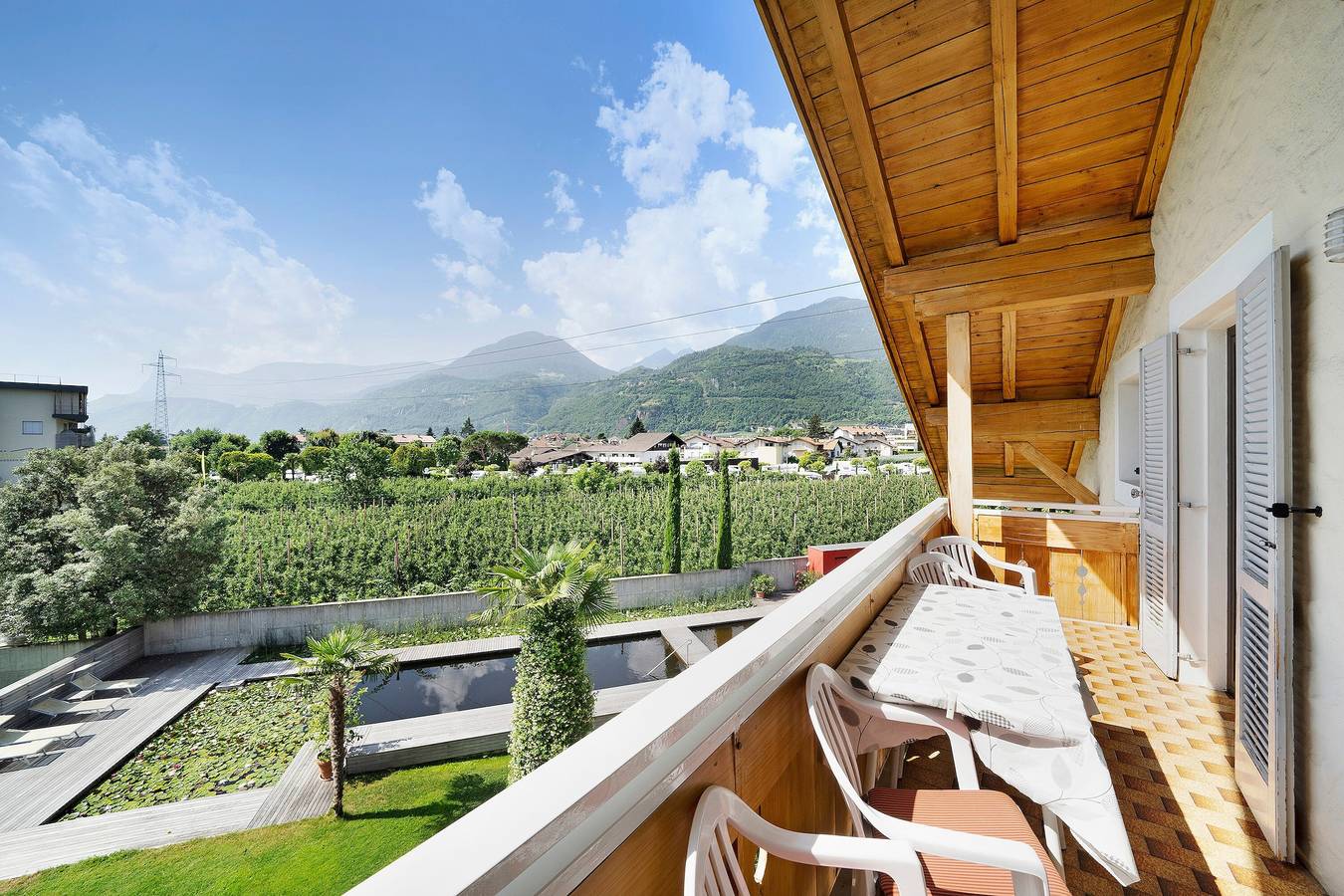Geheel appartement, Vakantieappartement 'Weinsepphof 9' met bergzicht, zwembad en balkon in Lana di Mezzo, Lana