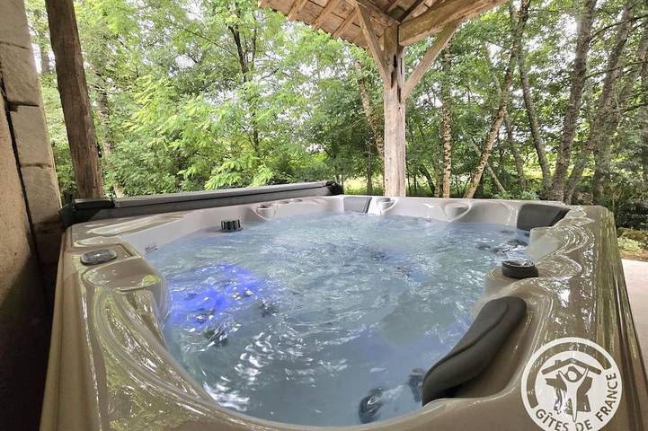 Gîte pour 6 personnes, avec jardin et jacuzzi à Saint-Vincent-Jalmoutiers