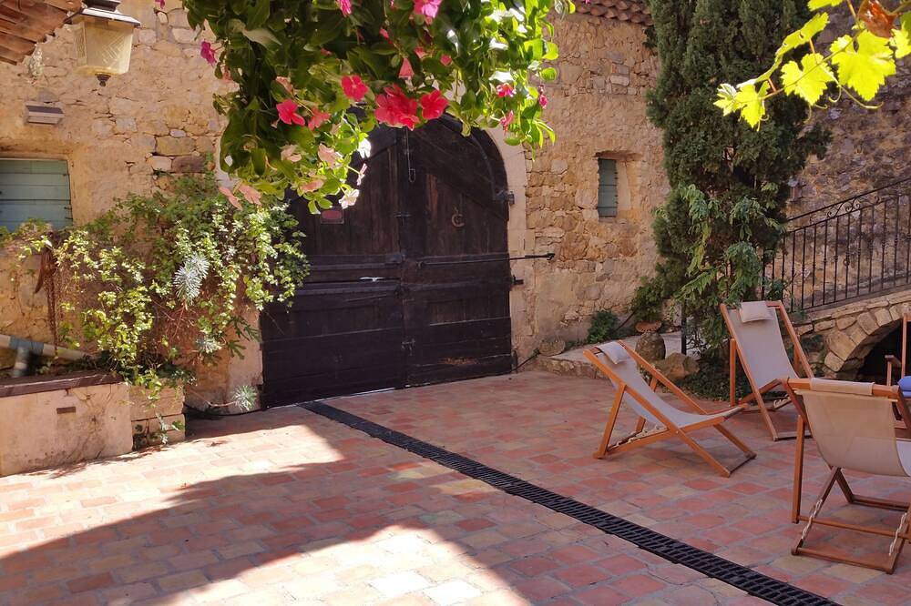 Maison ardéchoise du 18ès restaurée, avec vaste patio et jardin clos arboré. in Lagorce, Ardèche
