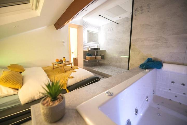 Gîte pour 2 personnes, avec jacuzzi ainsi que sauna et balcon dans Saint-Étienne - 2