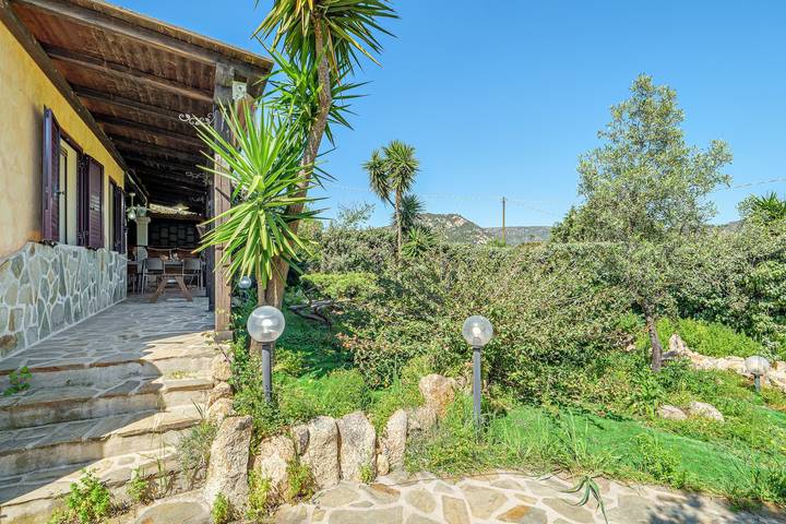 Maison de vacances 'Il Carrubbo' avec vue sur montagne, terrasse privée et climatisation in Lu Lioni, San Teodoro
