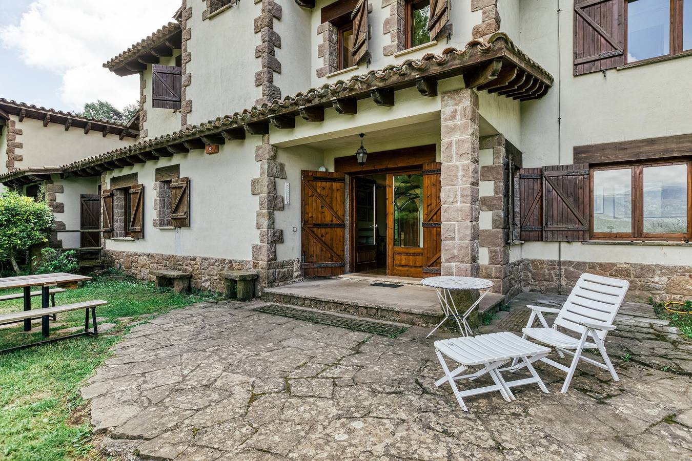 Casa de vacaciones Can Blau con vistas a la montaña, piscina, jardín y Wi-Fi in Vallfogona, Pirineo Catalan