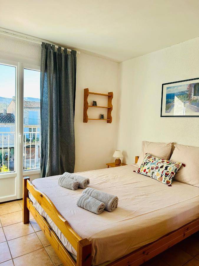 Gîte pour 2 personnes, avec Balcon ainsi que Vue et Vue sur le lac dans Office de Tourisme des Salles sur Verdon