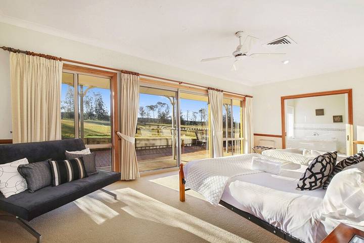 Holiday home for 39 people, with balcony and garden in Hunter Valley