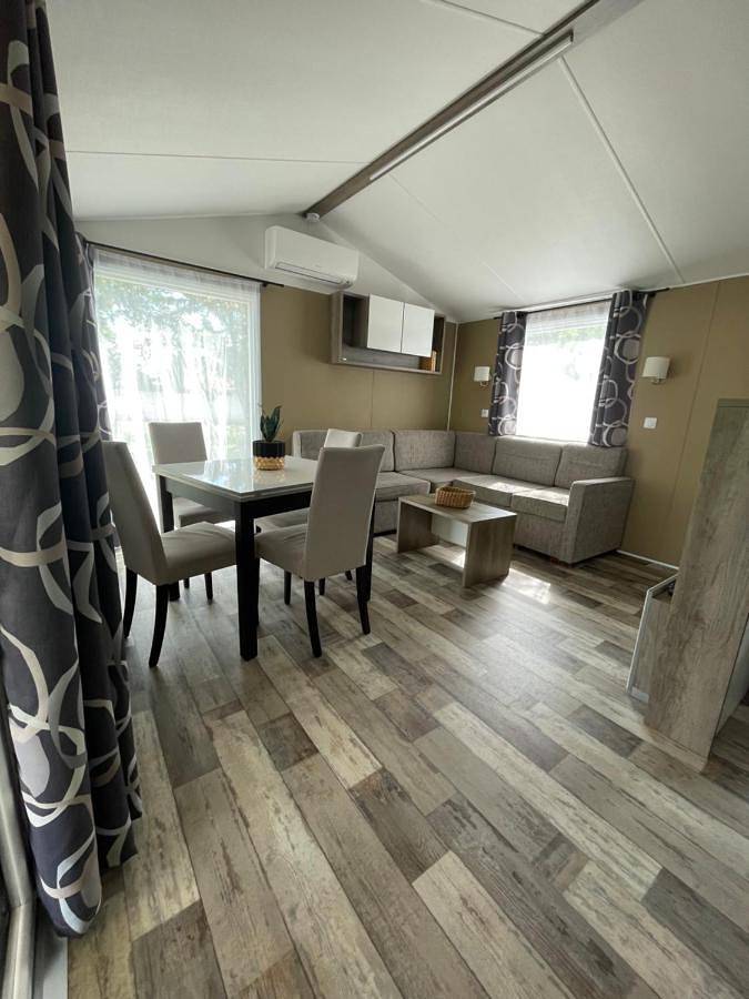 Camping pour 6 personnes, avec jardin et bassin pour enfant ainsi que piscine et jacuzzi à Parentis-en-Born - 3