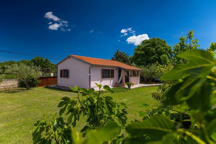 Umzäuntes Ferienhaus mit Liegestühlen auf 1000m2 großem Grundstück in Marčana, Südküste Istrien