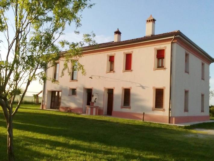 Rustico per 3 persone, con Idromassaggio e Giardino nonché Piscina e Panorama a Ferrara