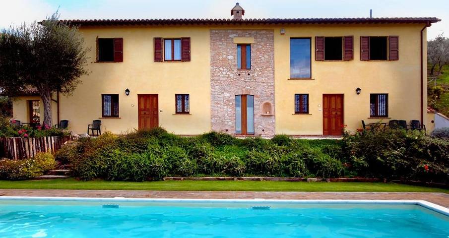 Gîte pour 2 personnes, avec jardin et terrasse ainsi que vue et piscine à Trevi - 2
