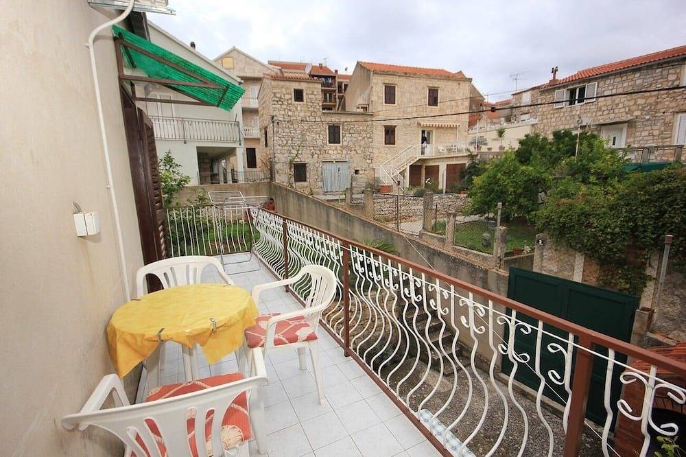 Ganze Wohnung, 1-Zimmer-Ferienwohnung mit Balkon Vis (A-2457-a) in Vis Stadt, Vis