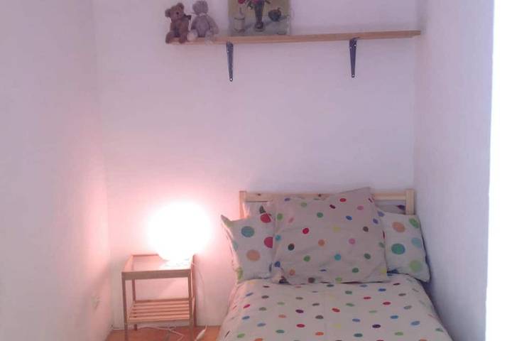 Location de vacances pour 3 personnes, avec terrasse ainsi que jardin et piscine, animaux acceptés à Eyragues - 4