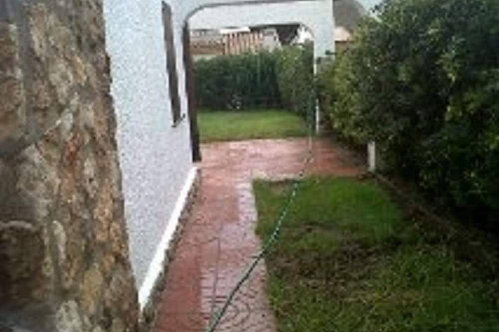 Villa with comfortable and quiet garden near the beach in Creixell, Costa Dorada
