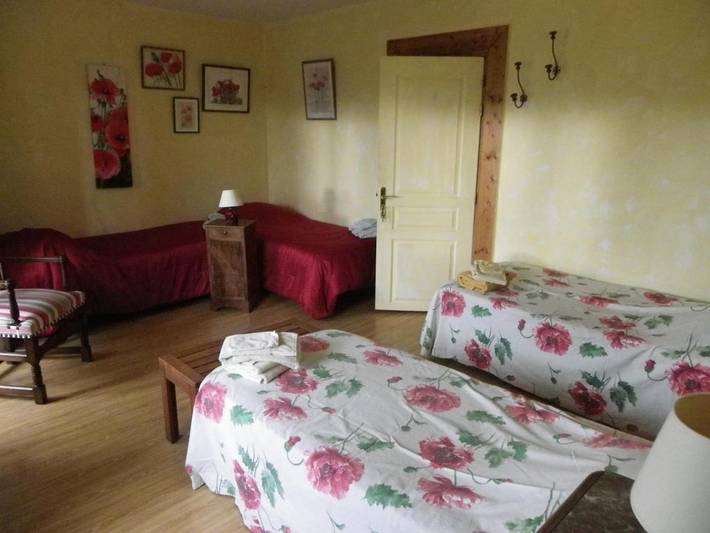 Location de vacances pour 2 personnes, avec vue ainsi que jardin et piscine, adapté aux familles à Les Ardillats - 4