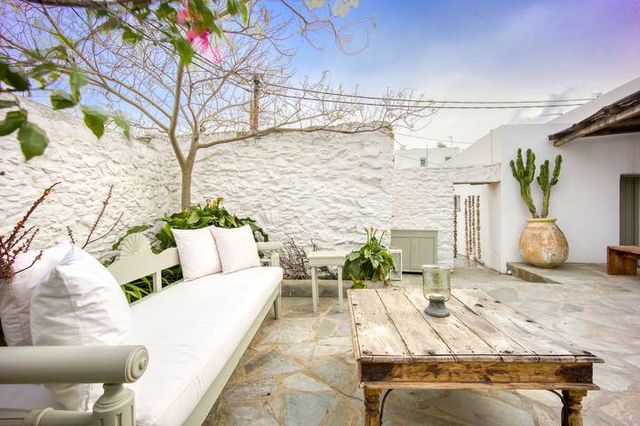 Location de vacances pour 4 personnes, avec jardin et terrasse dans Folégandros