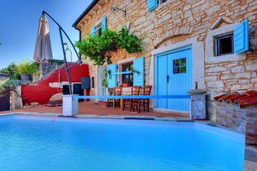 Location de vacances pour 4 personnes, avec piscine ainsi que jardin et terrasse à Svetvinčenat