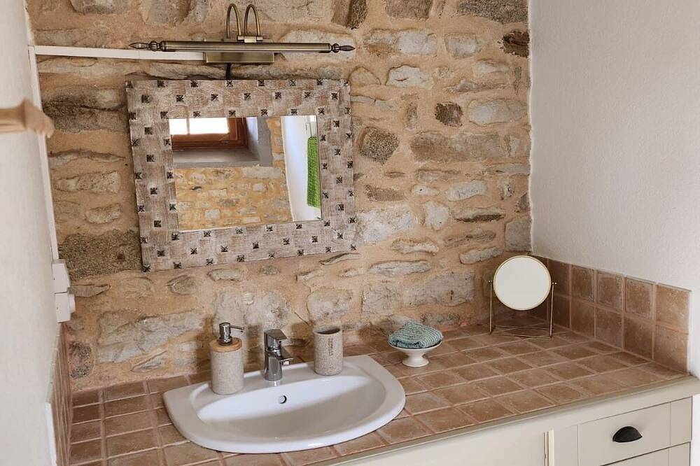 3 charming self-contained gites-beautiful pool & games room; ideal for families in Saint-Georges-de-Noisné, Deux-Sèvres