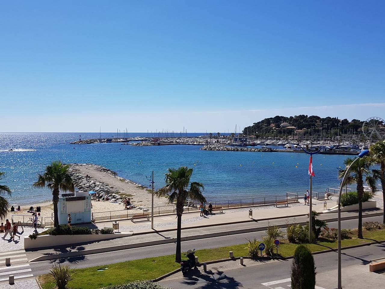 Studio entier, Studio cabine climatisé avec terrasse, parking, animaux admis in Cavalaire-sur-Mer, Parc national de Port-Cros