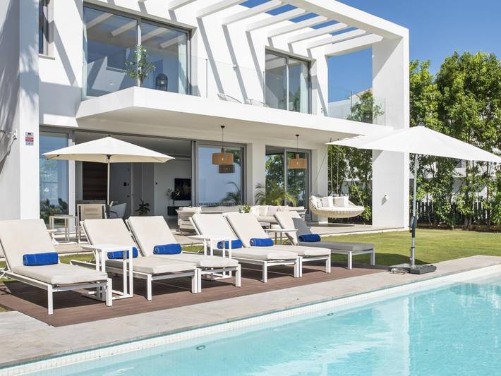 Feriehus for 8 personer med terrasse in Las Chapas, Marbella