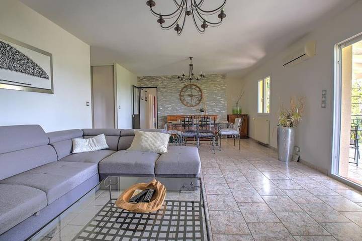 Location de vacances pour 6 personnes, avec piscine ainsi que jardin et vue dans Saint-Pierre-de-Chignac - 4