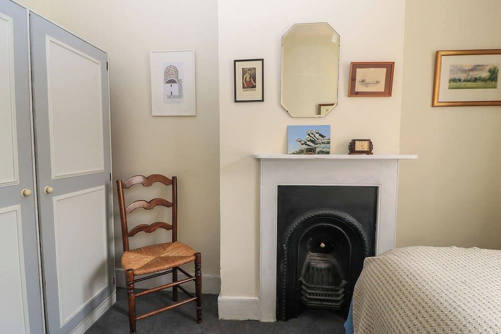 The Townhouse, character holiday cottage in Salisbury in Salisbury, Wiltshire