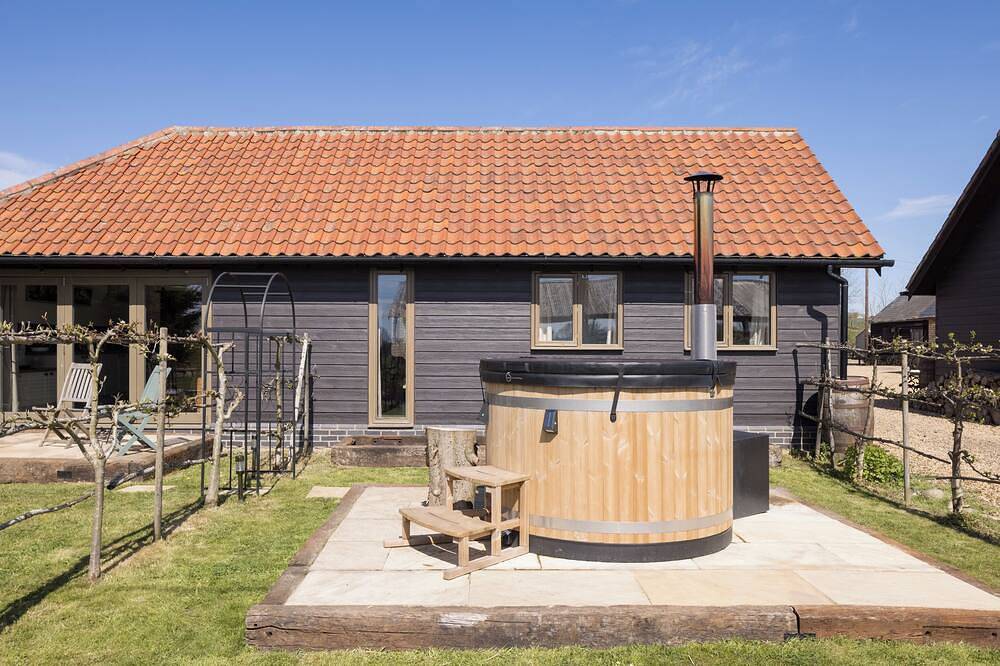 Stylish cottage, countryside views, wood burning hot tub, 20 mins to Cambridge in Croydon (Cambridgeshire), Cambridgeshire