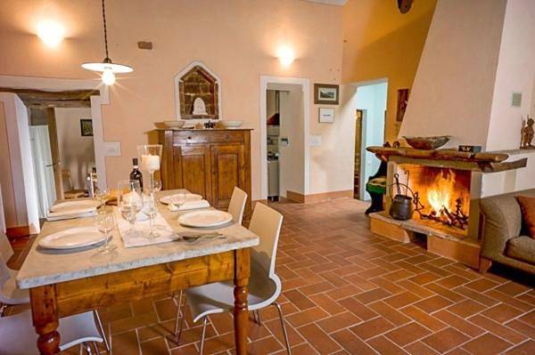 Location de vacances pour 5 personnes, avec vue ainsi que jardin et piscine, animaux acceptés à Radicondoli