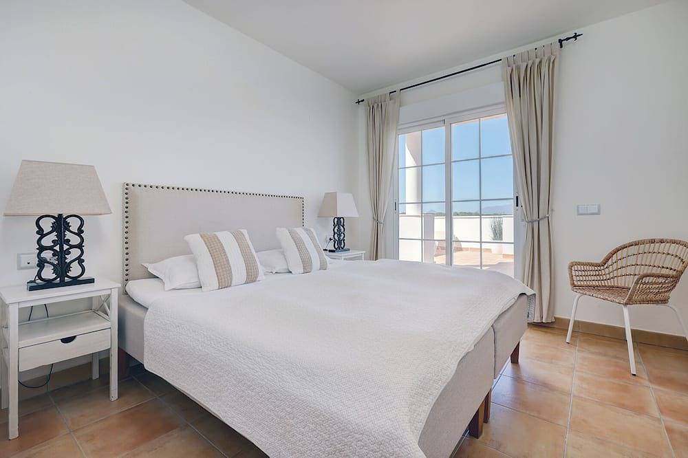 Apartamento entero, Un ático moderno (110 m2) con vistas al mar y a la piscina, 3 dormitorios y 2 baños. in La Alcaidesa, San Roque