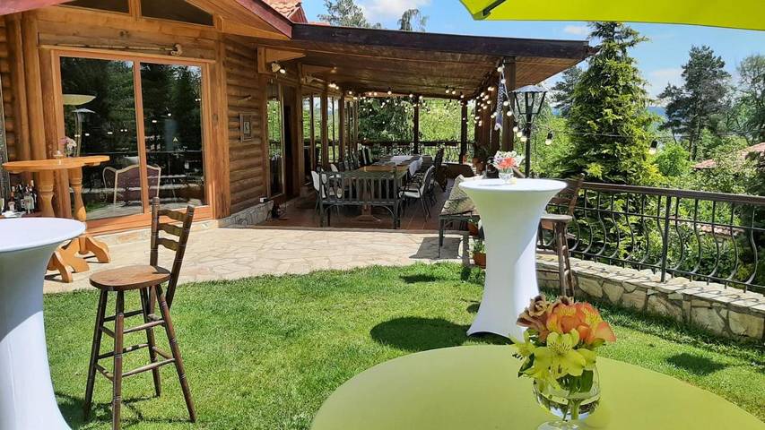 Ferienhaus für 12 Personen, mit Balkon und Whirlpool sowie Terrasse und Garten