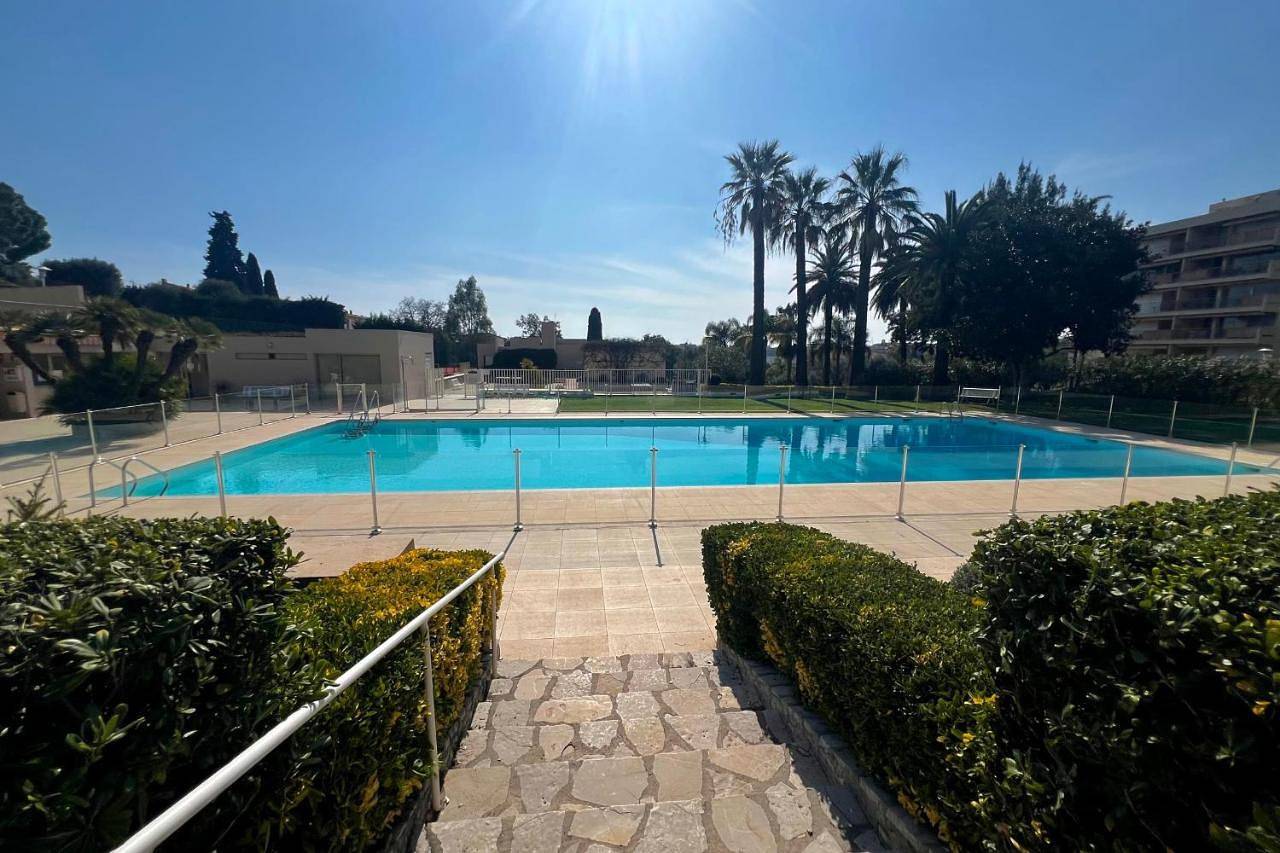 Geheel appartement, Juan Les Pins - 4 people - swimming pool - tennis in Juan-les-Pins, Antibes
