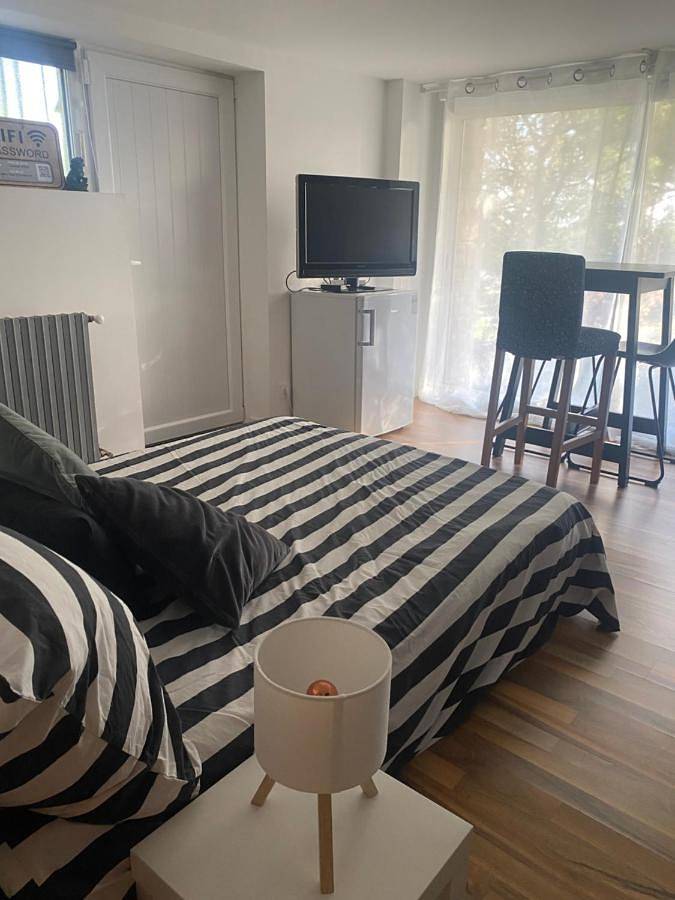 Gîte pour 2 personnes, avec Balcon ainsi que Terrasse et Vue dans Le Temple-de-Bretagne
