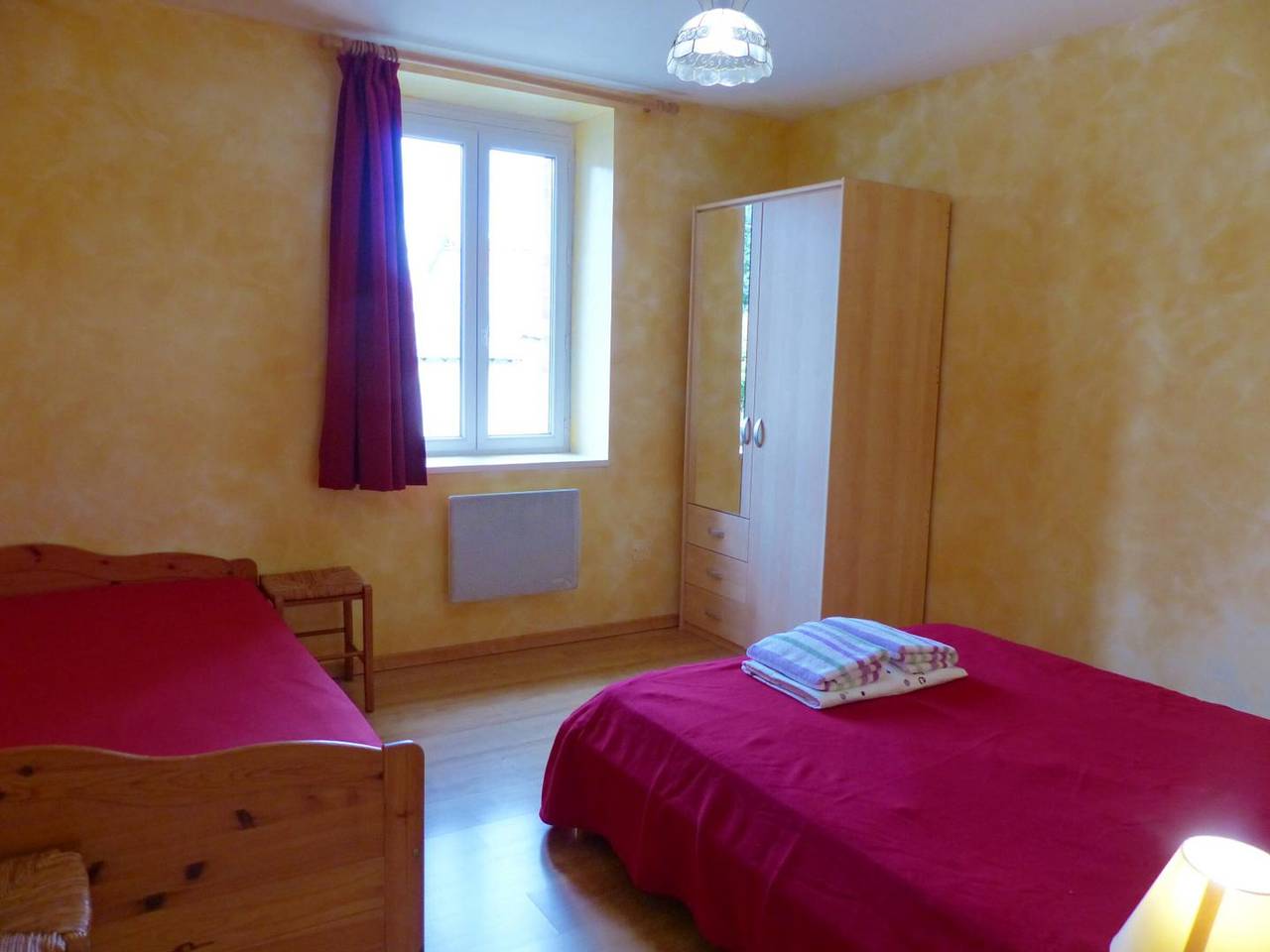 Appartement entier, Appartement chaleureux pour randonnées au Pays d'Huriel in Saint-Palais (Allier), Région de Montluçon