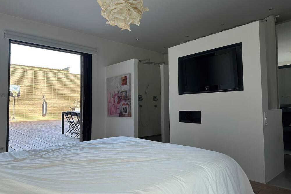 Maison contemporaine de 220m2 avec piscine chauffée à 15 mn de l'océan in Le Temple, Parc naturel régional du Médoc