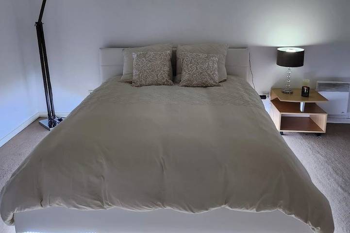 Entire apartment, 10 minutes from Disneyland Paris/large 2 room car park in Montévrain, Seine-et-Marne