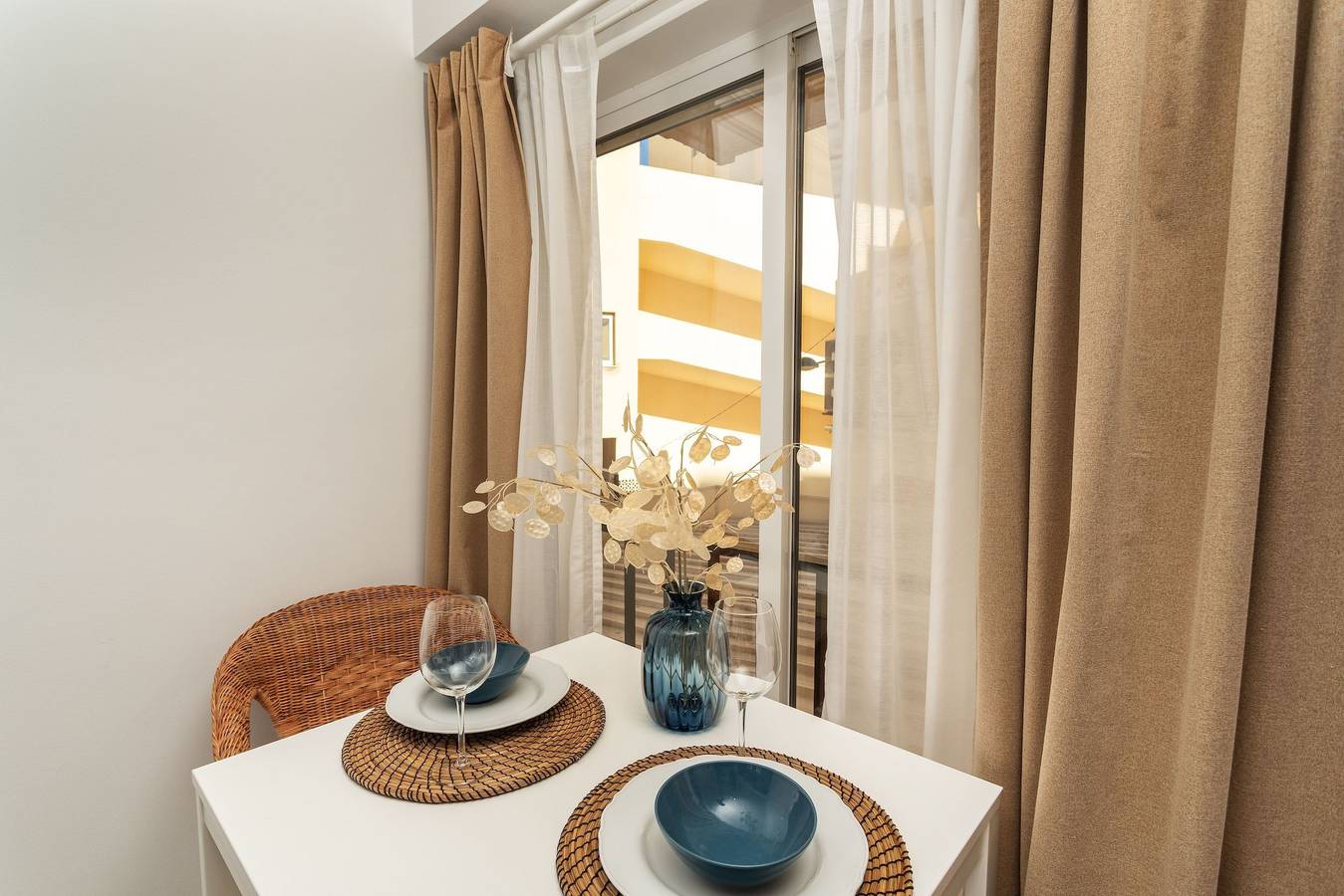 Ganzes Studio, Bnb Homes Bright Apartment 50 m walk from Beach in Praia da Rocha, Portimão
