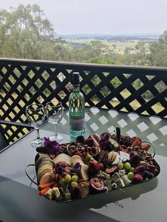 Log cabin for 6 people, with balcony and pool as well as garden and hot tub in Hunter Valley