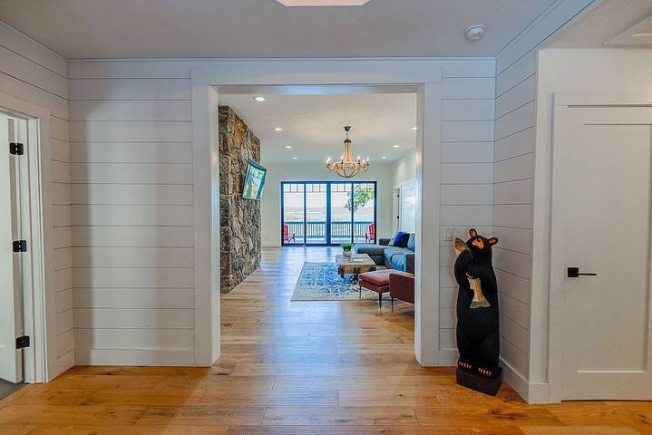 Vacation rental for 19 people, with yard and hot tub, with pets in Table Rock Lake