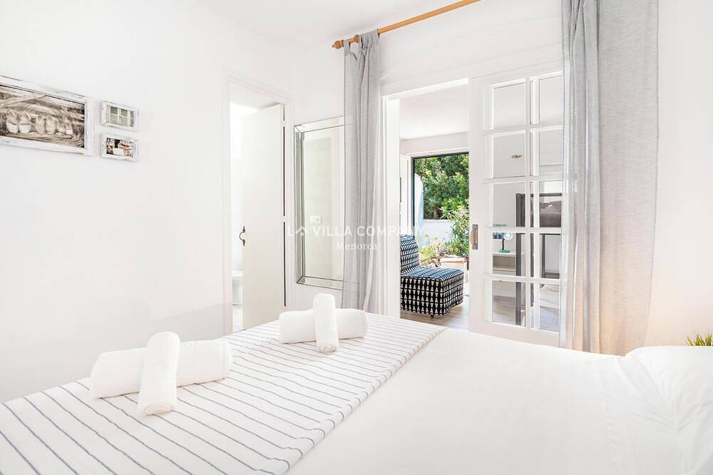 Entire apartment, Charming Duplex with Sea Views, 2 Bedrooms + 3 Bathrooms, 3 Minutes to Beach in Arenal d'en Castell, Es Mercadal