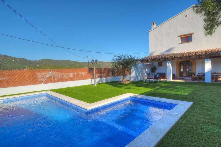 Casa rural para 14 personas, con Jacuzzi y Terraza además de Jardín y Piscina en San Pedro de Ribas