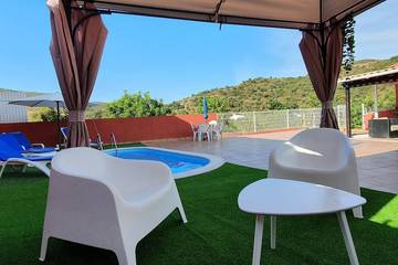 Location de vacances pour 4 personnes, avec terrasse ainsi que piscine et jardin dans Santa Catarina da Fonte do Bispo