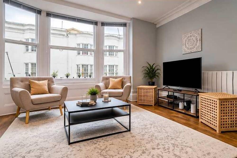 Entire apartment, Steps from Beach & Lanes | Stylish Brighton in Brighton, Sussex
