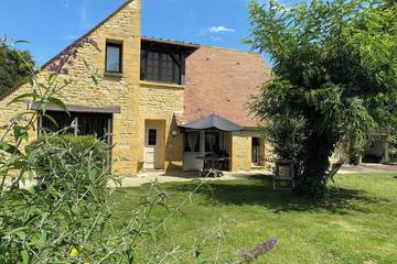 Location de vacances pour 8 personnes, avec terrasse et jardin, animaux acceptés à Saint-Julien-de-Lampon