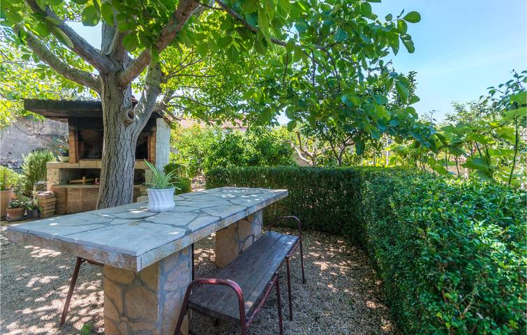 Ganze Ferienwohnung, Gemütliche Ferienwohnung mit Terrasse und Parkplatz, 1 km vom Strand Pod Vruljom entfernt in Pakostane, Zadar