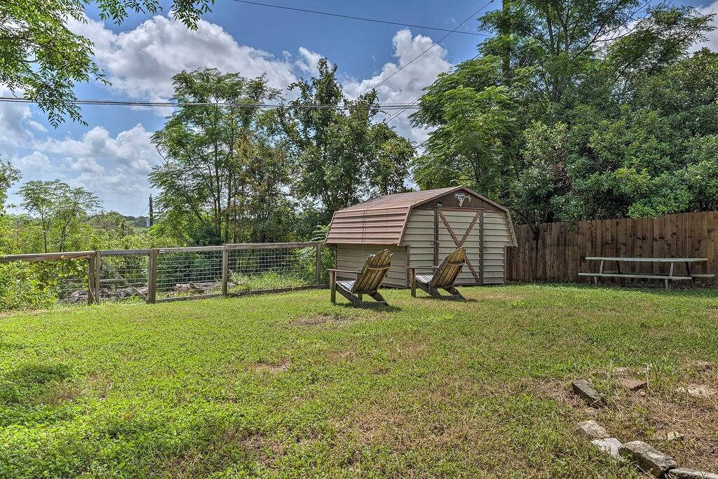 Pet-Friendly Austin Home w/ Deck, Yard, & Views! in Lake Travis