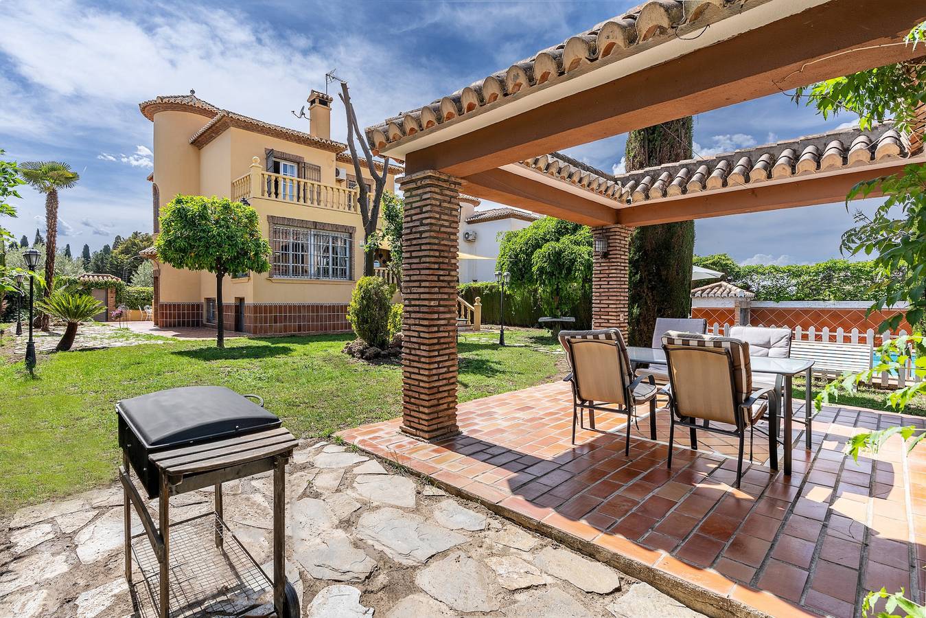 Maison de vacances 'Cypress House' avec piscine privée, Wi-Fi et climatisation in La Zubia, Province de Grenade