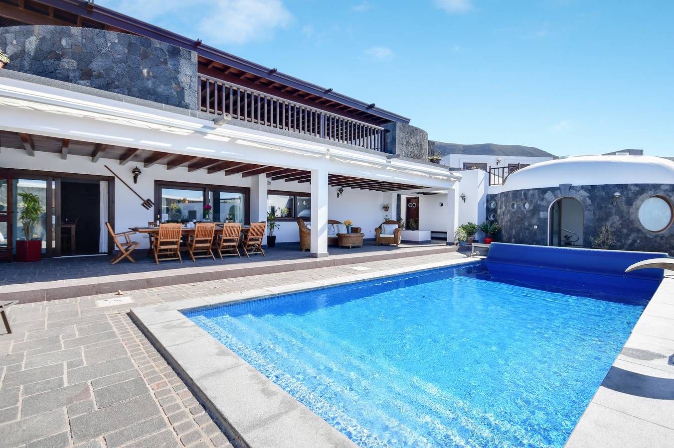Villa "Finca Daniela" con vistas al mar, Wi-Fi, piscina, jardín y terraza in Playa Famara, Teguise