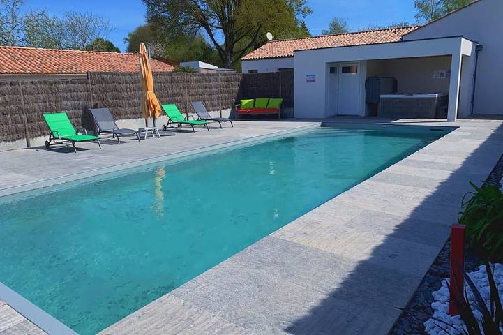 Maison de vacances pour 6 personnes, avec piscine et jacuzzi ainsi que jardin et terrasse à La Garnache