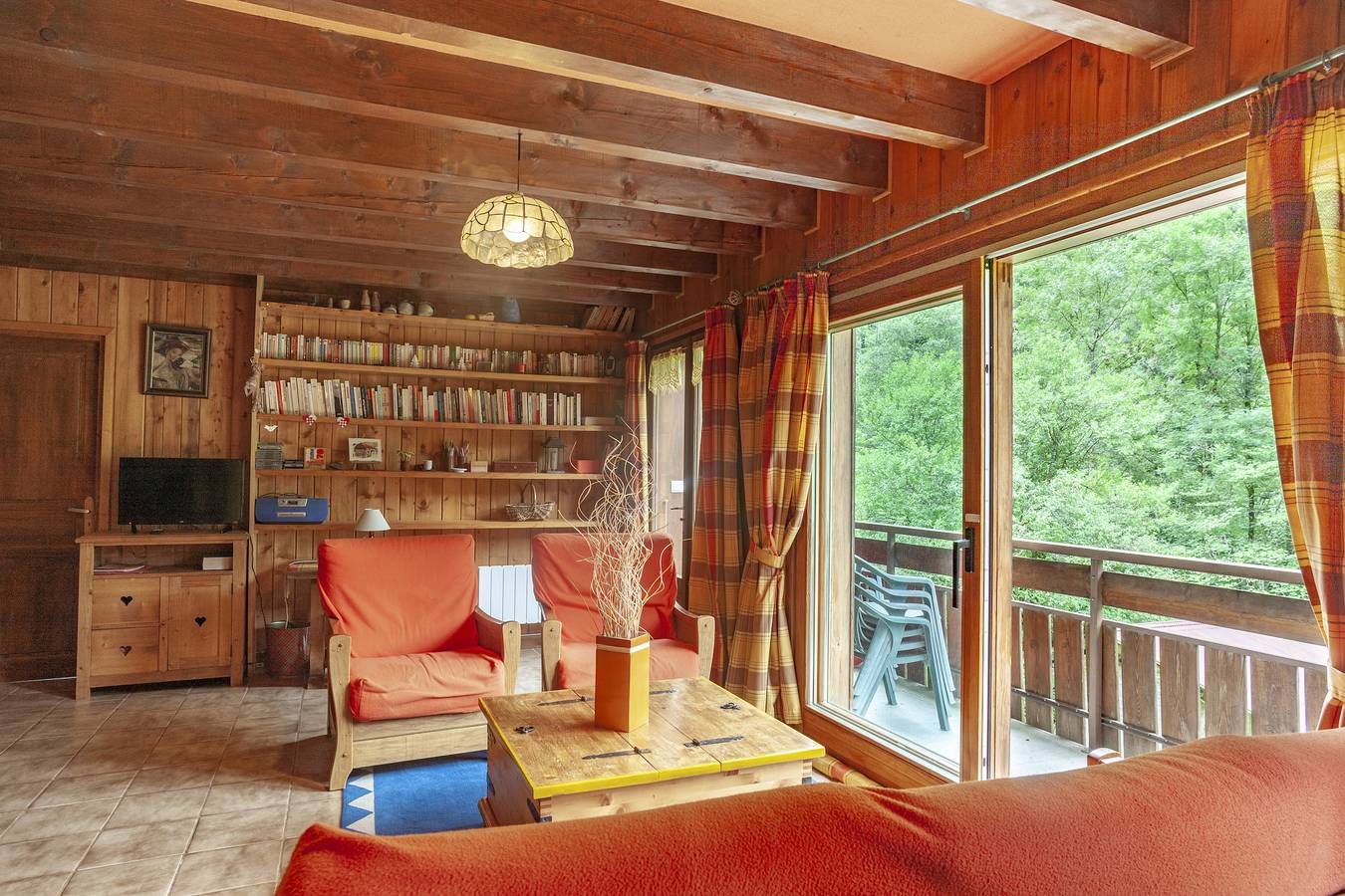 Ganze Wohnung, Apartment 'Grand Appartement Proche Gd Bornand' mit Bergblick, Gemeinschaftsgarten und Balkon in Glières-Val-de-Borne, Region Bonneville