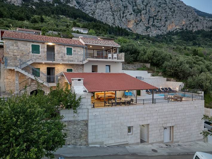 Ferienhaus für 7 Personen, mit Meerblick und Balkon/Terrasse sowie Garten und Pool in Makarska - 2