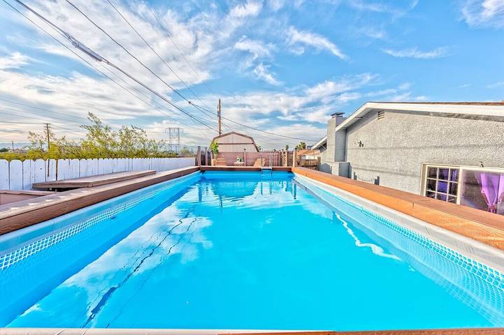 Vacation rental for 12 people, with yard and balcony, with pets in Henderson