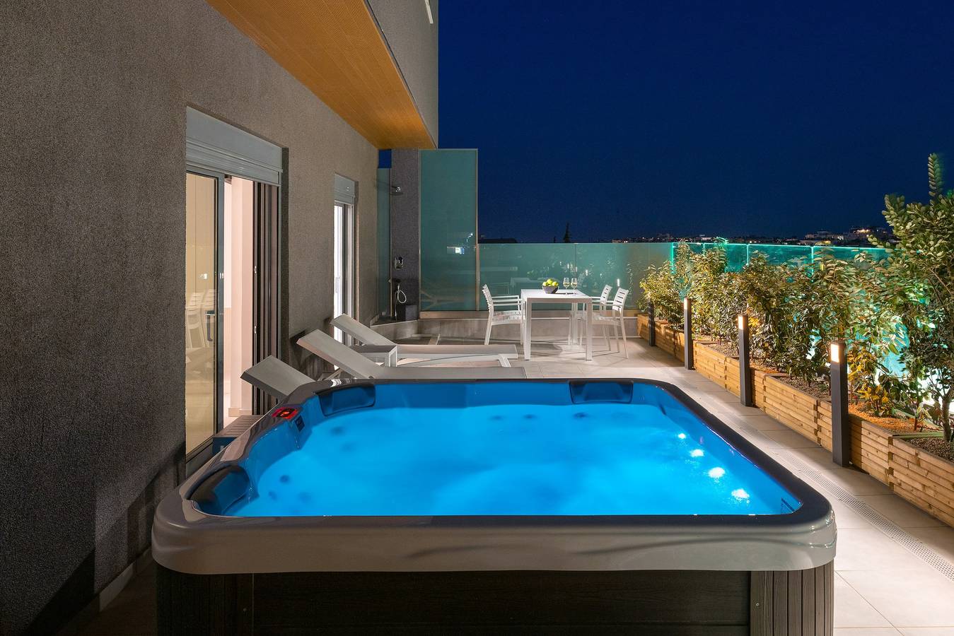 Ganze Wohnung, Rhodes Skyline Suite mit Whirlpool außerhalb der Tür und Meerblick in Rhodos Stadt, Rhodos