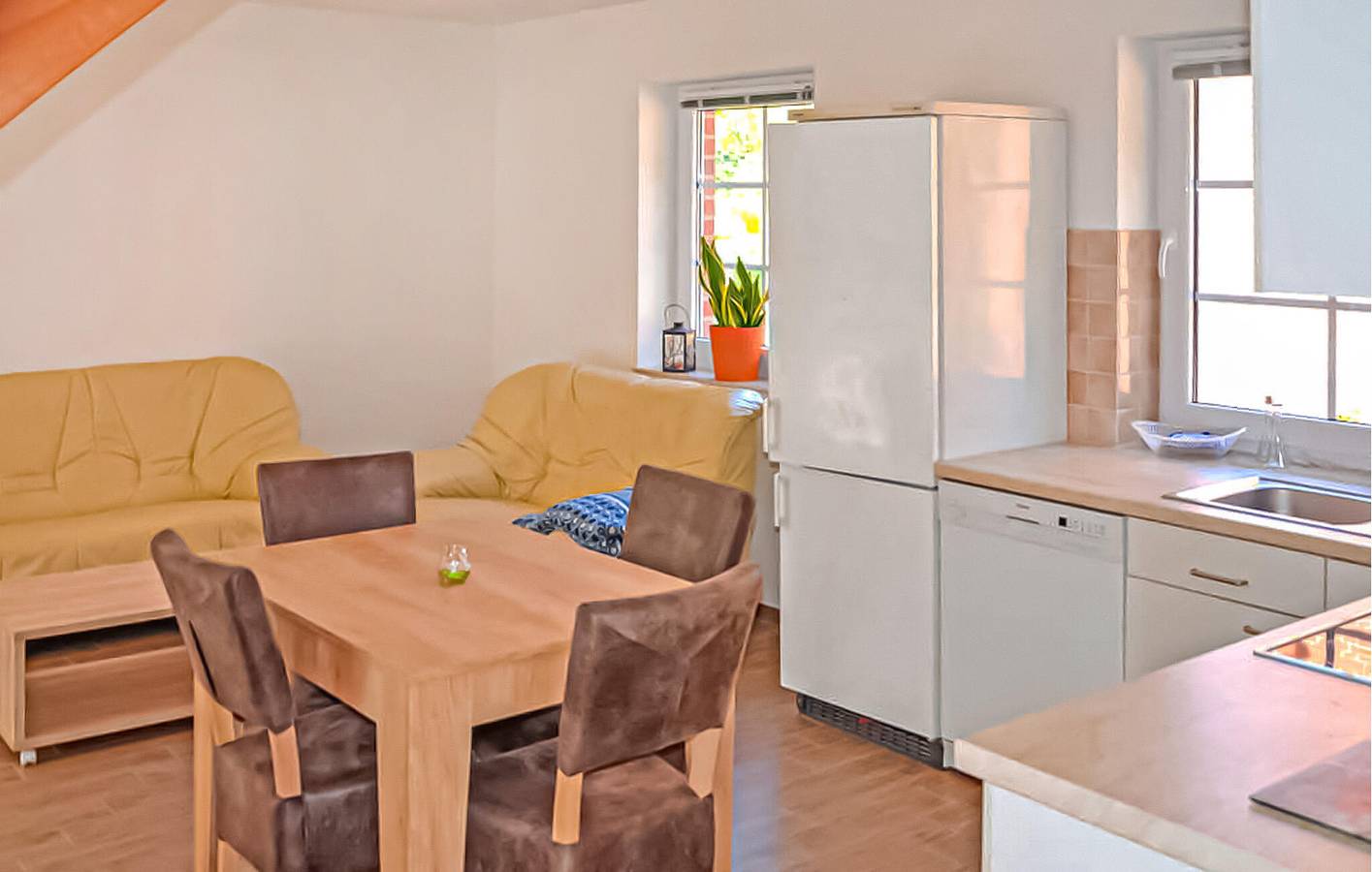 Ganze Ferienwohnung, Strandnahe Unterkunft mit Satelliten-TV und Geschirrspüler in Feldberger Seenlandschaft, Mecklenburg-Strelitz